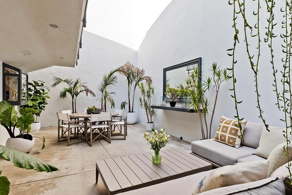 Een smart-tv, een open haard, een filmbibliotheek en een stereo