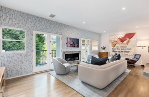 Smart-TV, Kamin, Videothek, Stereoanlage