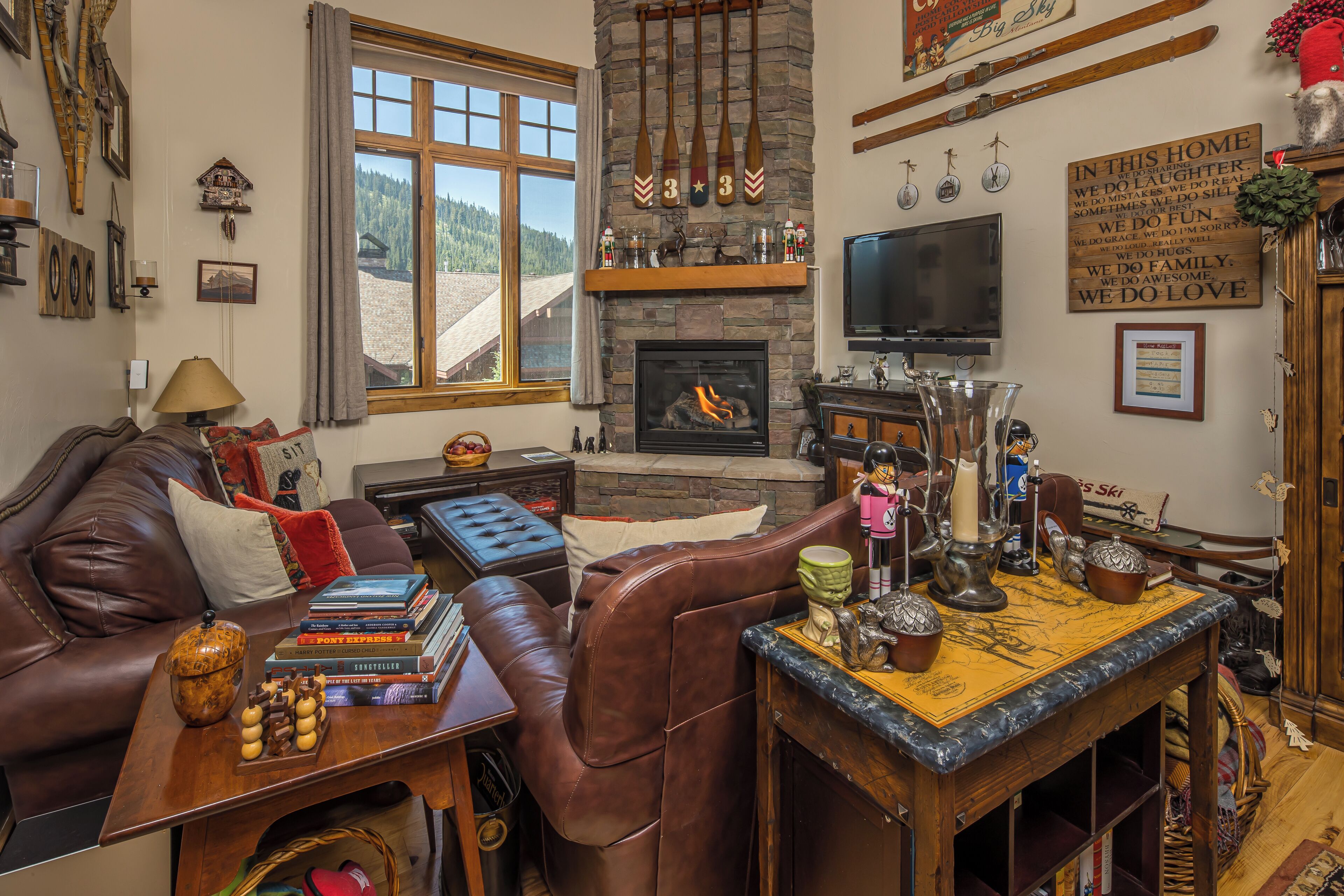 Smart TV, fireplace