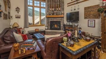 Smart TV, fireplace