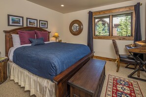 2 quartos, escrivaninha, ferros/tábuas de passar roupa, berço de viagem