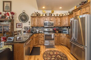 Fridge, oven, dishwasher, coffee/tea maker - Copperlight Chalet in Big Sky's Alpenglow (Big Sky)