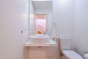 Sèche-cheveux, serviettes fournies, savon, papier toilette