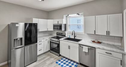 Private House - Sleeps 8 - 13 Min to Downtown STL