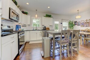 Fridge, microwave, oven, stovetop - Serene Surroundings, Movie Nights, Cookouts & Fireside Sips Near Downtown Fun - The Winchester House (Jasper)