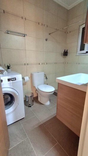 Suihku, hiustenkuivaaja, pyyhkeet, saippua