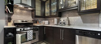 King bed I 1 block to Carson l Game Room l Fire Pit l BBQ l Sleeps 10 l AC l