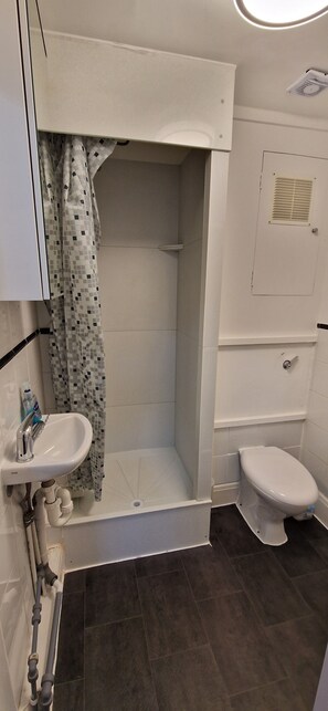 Douche, sèche-cheveux, serviettes fournies, savon