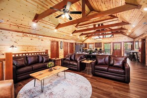 Fernseher, Kamin, Videospiele, Tischfußball
