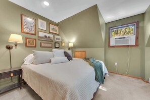 4 habitaciones, escritorio y tabla de planchar con plancha