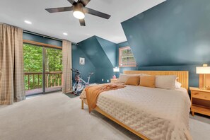 4 makuuhuonetta, työpöytä, silitysrauta/-lauta, vauvan matkasänky