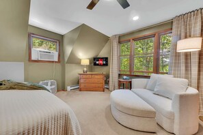 4 Schlafzimmer, Schreibtisch, Bügeleisen/Bügelbrett, Reisekinderbett