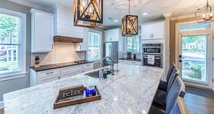 3BR/3BA cottage within gated Reynolds Lake Oconee and Marina Cove.