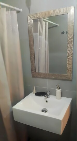 Shower, bidet, towels, soap - Apartment in the City Center of Montevideo (Montevideo)