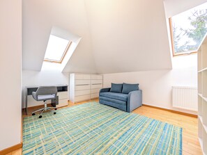 TV, books - Trawowa Spacious House (Wrocław)