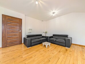 TV, books - Trawowa Spacious House (Wrocław)