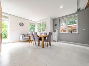 Dining - Trawowa Spacious House (Wrocław)