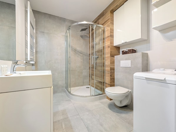Dusche, Haartrockner, Handtücher