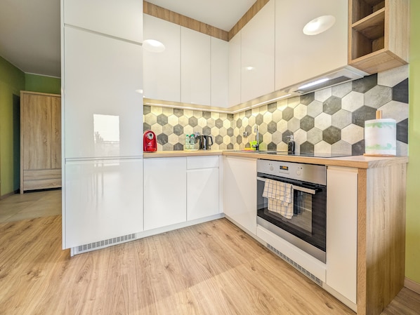 Fridge, oven, stovetop, dishwasher