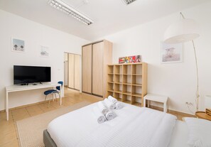Iron/ironing board, WiFi, bed sheets