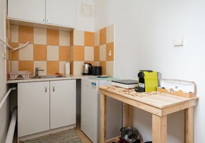 Een koelkast, een kookplaat, een koffiezetapparaat/waterkoker