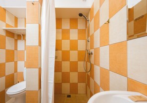 Douche, sèche-cheveux, serviettes fournies, savon