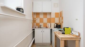 Fridge, stovetop, coffee/tea maker, toaster