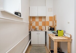 Fridge, stovetop, coffee/tea maker, toaster