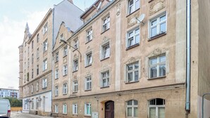 En historisk byggnad med många fönster och en traditionell fasad.