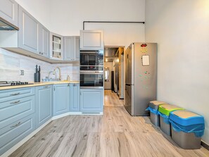 Kjøleskap, mikrobølgeovn, ovn og kokeplater