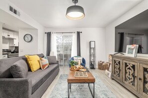 Standaard appartement, 1 queensize bed met slaapbank, niet-roken, terras | Woonruimte | Een 75-inch flatscreentelevisie met digitale zenders, Netflix en Hulu