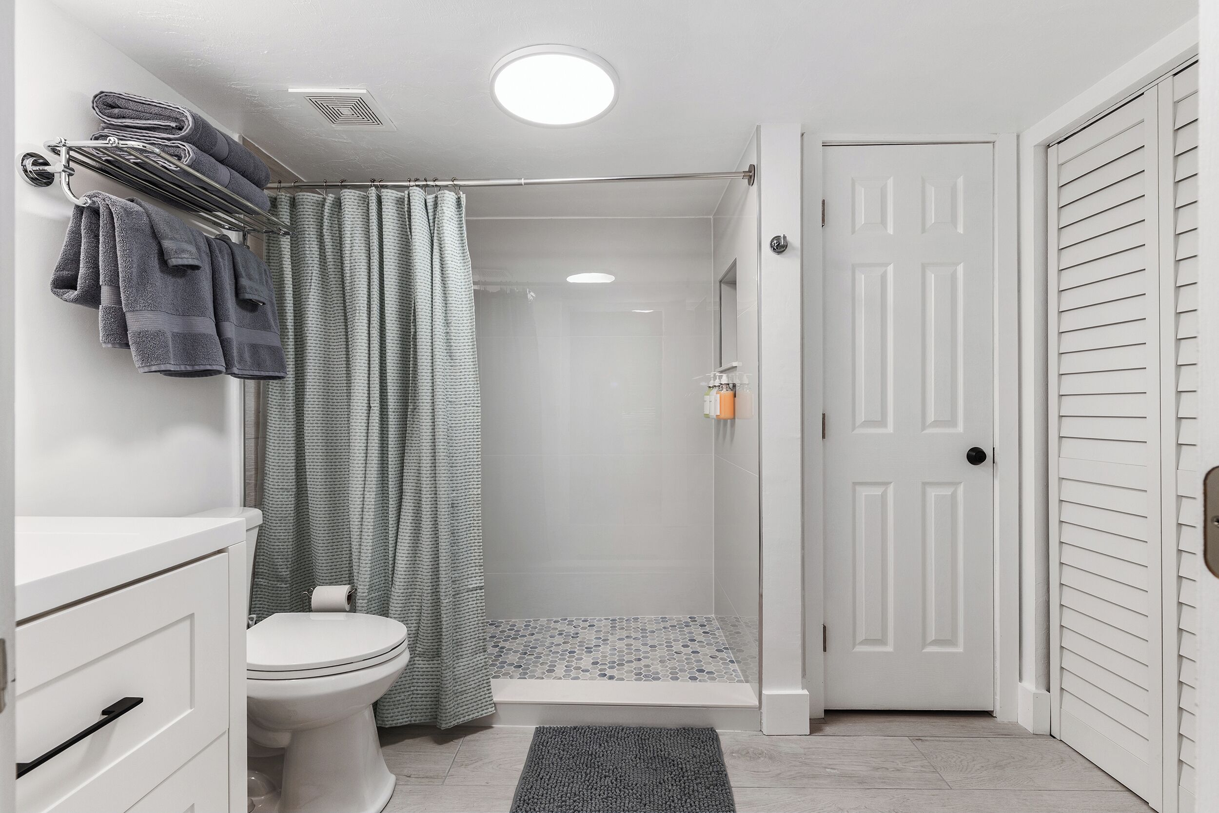 Standard Apartment, 1 Queen Bed with Sofa bed, Non Smoking, Patio | Bathroom | Shower, towels