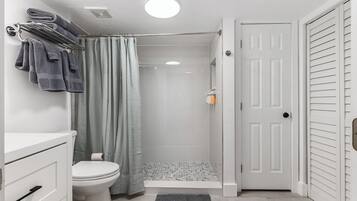 Standaard appartement, 1 queensize bed met slaapbank, niet-roken, terras | Badkamer | Een douche, handdoeken