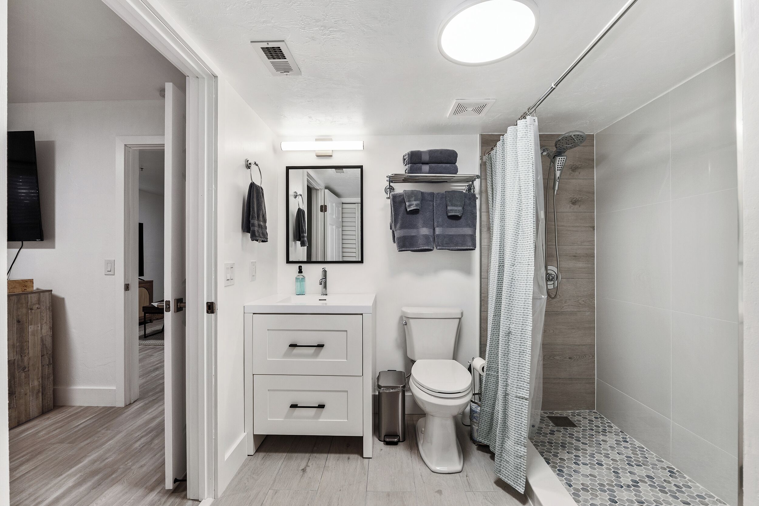 Standard-Apartment, 1 Queen-Bett und Schlafsofa, Nichtraucher, Terrasse | Badezimmer | Dusche, Handtücher