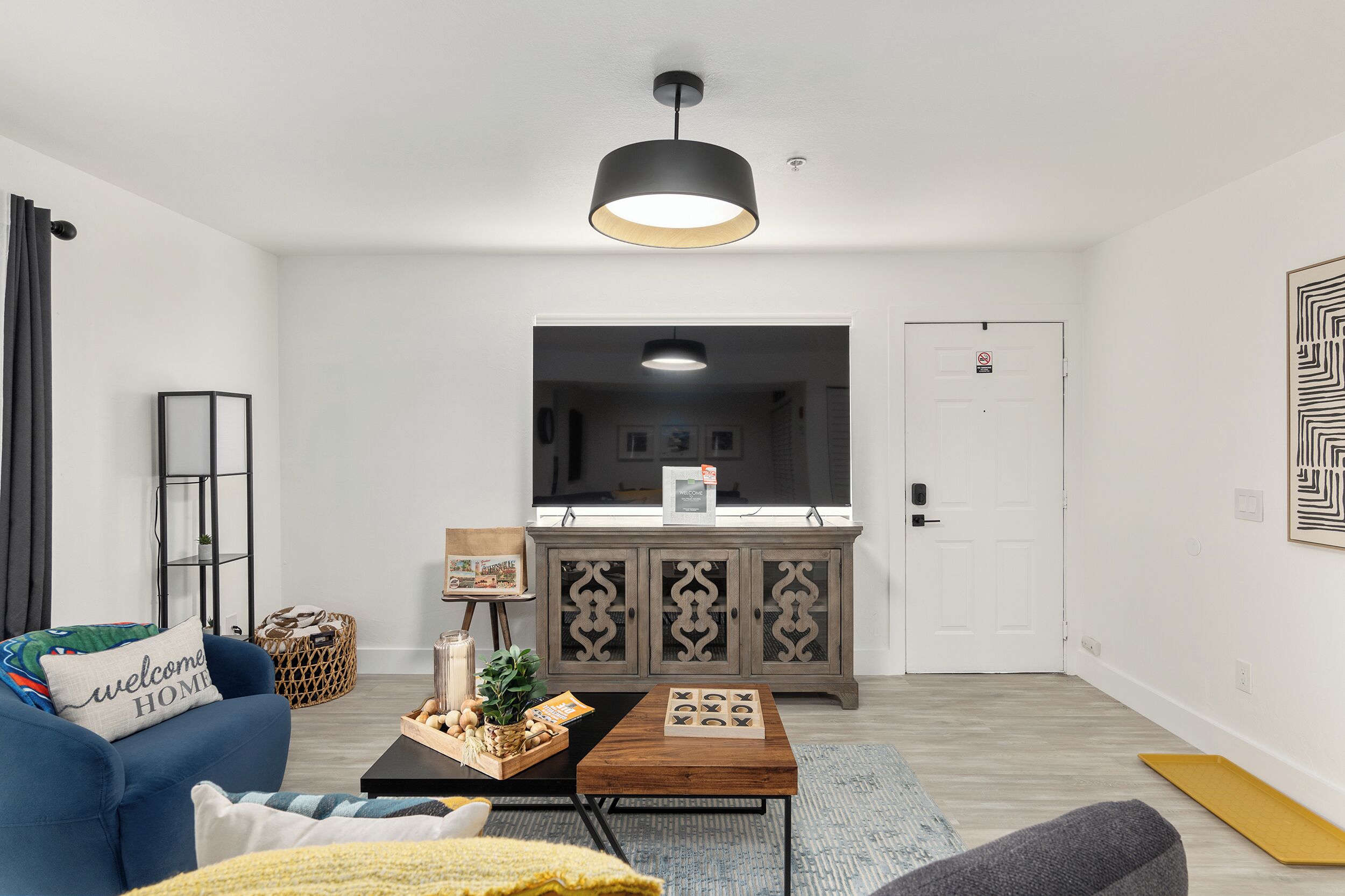 スタンダード アパートメント クイーンベッド 1 台ソファーベッド付き 禁煙 パティオ | リビング エリア | 75 インチの薄型テレビ (デジタル放送視聴可)、Netflix、Hulu