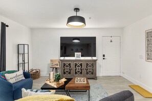 Standaard appartement, 1 queensize bed met slaapbank, niet-roken, terras | Woonruimte | Een 75-inch flatscreentelevisie met digitale zenders, Netflix en Hulu