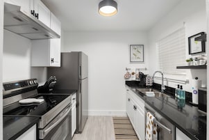 Refrigerador con freezer, microondas, horno, placa de cocina