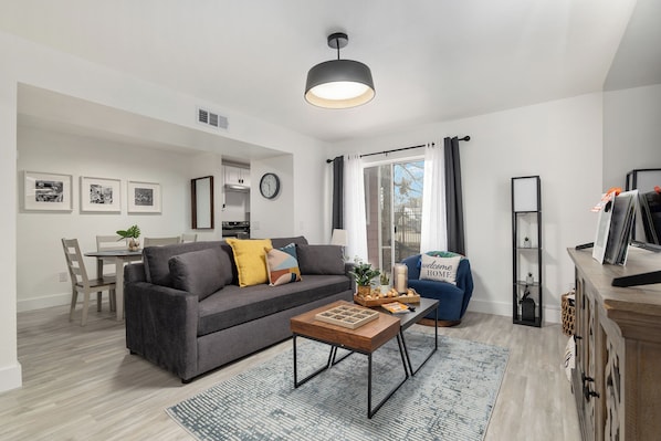 Standard Apartment, 1 Katil Ratu (Queen) dengan Katil Sofa, Non Smoking, Patio | Ruang tamu | 75 inci televisyen skrin rata dengan digital, Netflix, Hulu