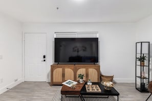 Standard Apartment, 1 Katil Ratu (Queen) dengan Katil Sofa, Non Smoking, Patio | Ruang tamu | 75 inci televisyen skrin rata dengan digital, Netflix, Hulu