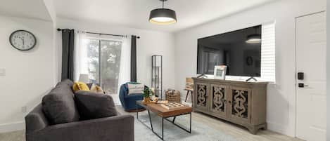 スタンダード アパートメント クイーンベッド 1 台ソファーベッド付き 禁煙 パティオ | リビング エリア | 75 インチの薄型テレビ (デジタル放送視聴可)、Netflix、Hulu