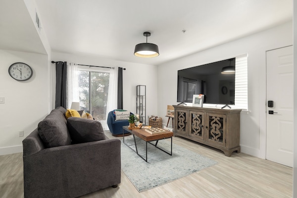 Standard Apartment, 1 Katil Ratu (Queen) dengan Katil Sofa, Non Smoking, Patio | Ruang tamu | 75 inci televisyen skrin rata dengan digital, Netflix, Hulu