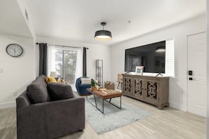 Standard Apartment, 1 Katil Ratu (Queen) dengan Katil Sofa, Non Smoking, Patio | Ruang tamu | 75 inci televisyen skrin rata dengan digital, Netflix, Hulu