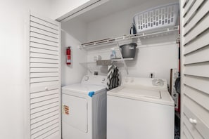 Standard Apartment, 1 Katil Ratu (Queen) dengan Katil Sofa, Non Smoking, Patio | Ruang tamu | 75 inci televisyen skrin rata dengan digital, Netflix, Hulu