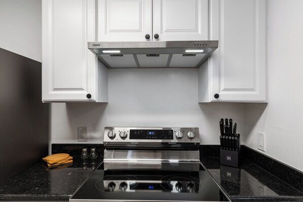 Standard Apartment, 1 Queen Bed with Sofa bed, Non Smoking, Patio | Private kitchen | Full-sized fridge, microwave, oven, stovetop