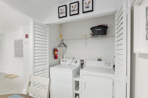Standard Apartment, 1 Katil Ratu (Queen) dengan Katil Sofa, Non Smoking, Patio | Dobi