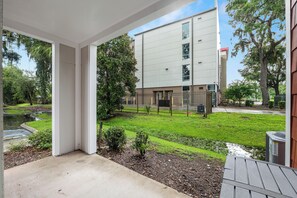 Standard-huoneisto, 1 keskisuuri parisänky ja vuodesohva, tupakointi kielletty, patio | Terassi/patio