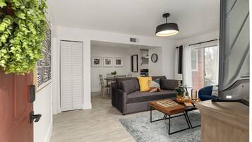 Apartemen Standar, 1 Tempat Tidur Queen dengan tempat tidur Sofa, Bebas Asap Rokok, patio | Dilengkapi dengan perabotan berbeda-beda dan tirai kedap cahaya