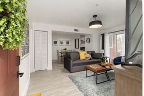 Standard-huoneisto, 1 keskisuuri parisänky ja vuodesohva, tupakointi kielletty, patio | Yksilöllisesti kalustettu, pimennysverhot, silitysrauta/-lauta