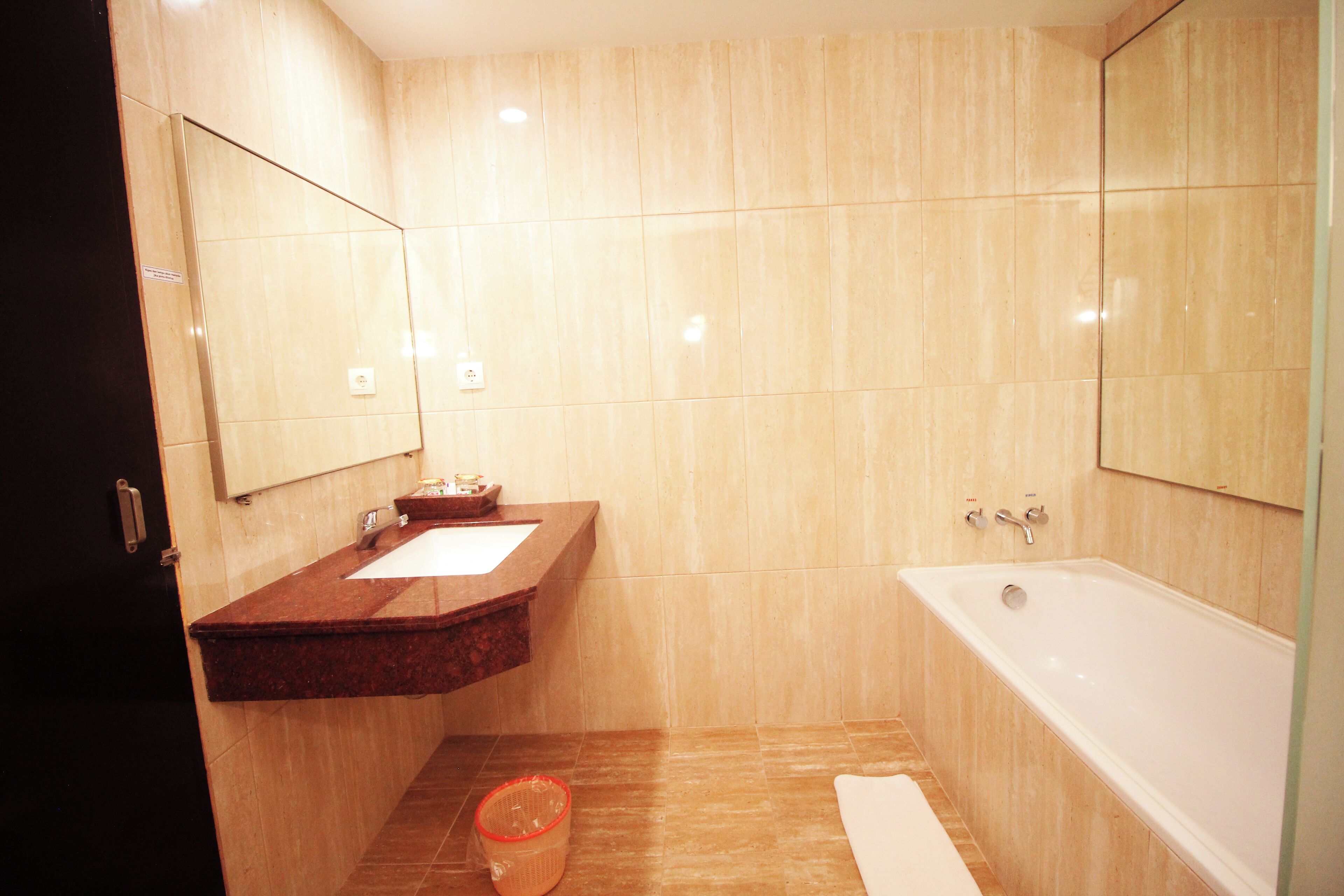 Suite Room | Bathroom | Free toiletries