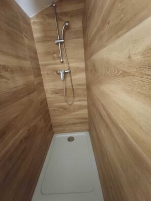 タオル、トイレットペーパー